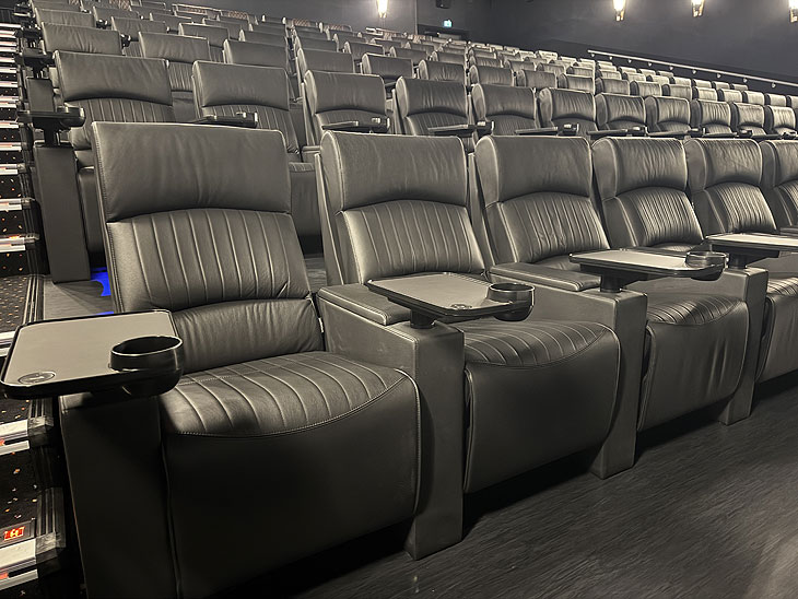 schöner, größer, weiter sind auch die übrigen LUX Sessel in den Kinosäle des CinemaxX am Isartorplatz in München (©oto: Martin Schmitz)